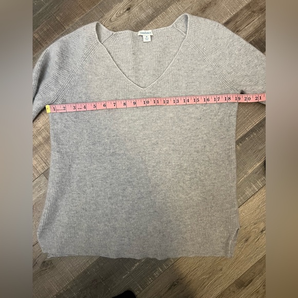 Sundance Light Gray v-neck, long sleeve cashmere sweater size M Like new - Picture 7 of 8